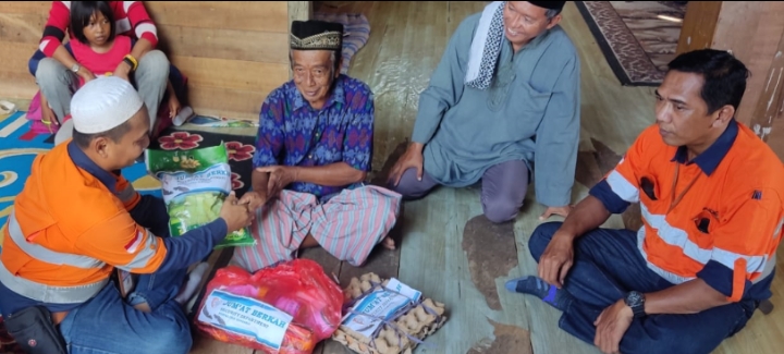 Jumat Berkah, PT. Indexim Coalindo Santuni Kaum Dhuafa di Kaliorang Indexim