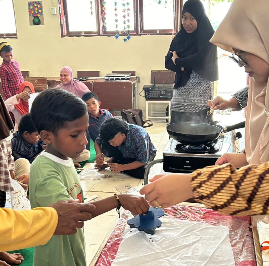 Hari Batik Nasional, CSR dan Komite PT. BPN Gelar Kelas Membatik Untuk Anak Putus Sekolah IMG 20241020 165543